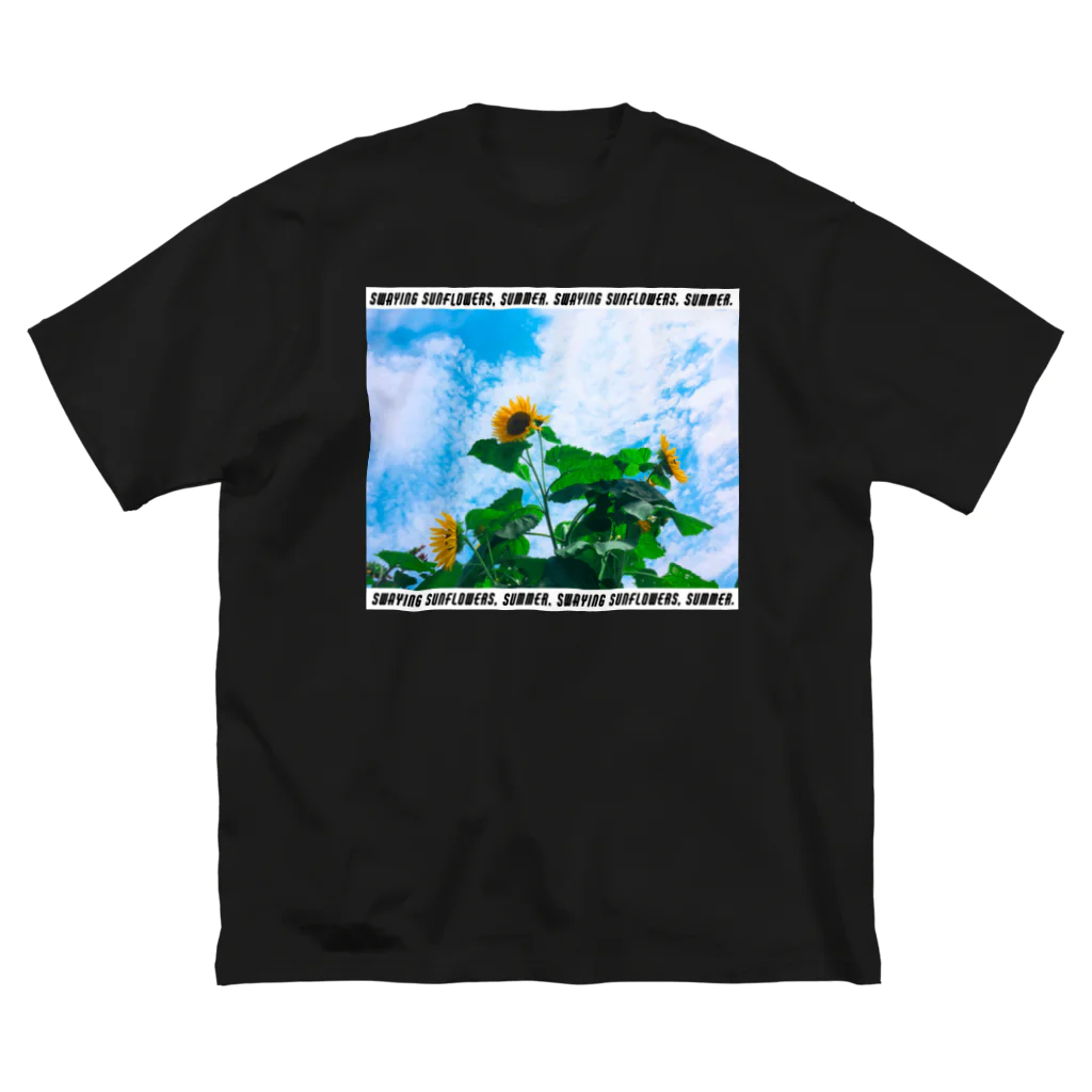 ため息のひらめきのSwaying sunflowers, summer.(street) Big T-Shirt