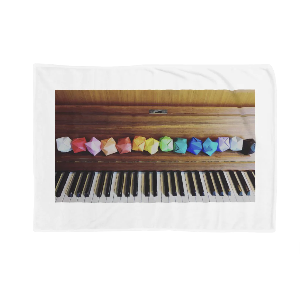 MYUのピアノの上のピアノと風船① Blanket