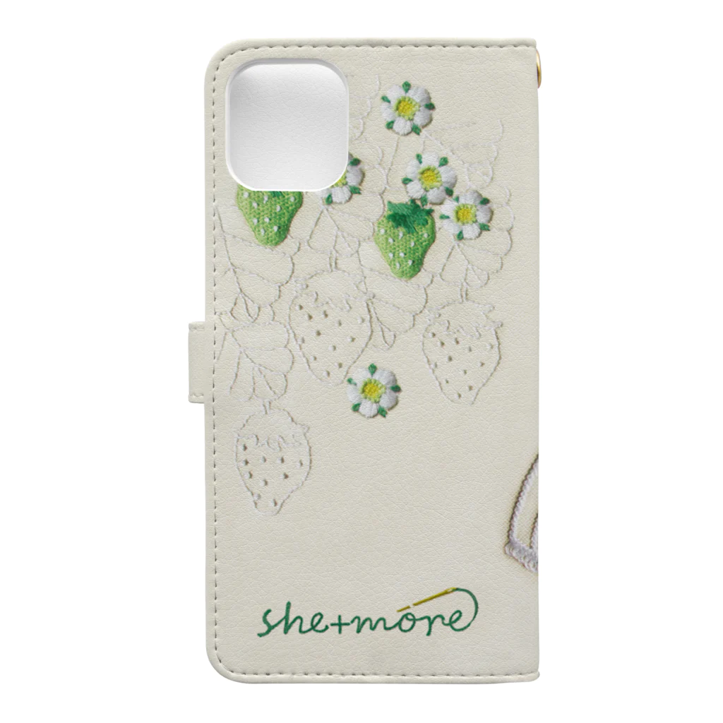シーモア（she+more）の（iphone11/12/）苺と花のケープ 手帳型スマホケースの裏面