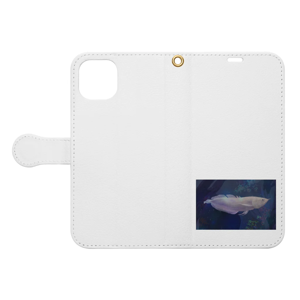 応魚のアルビノシルバーアロワナ（背景つき、青） Book-Style Smartphone Case:Opened (outside)