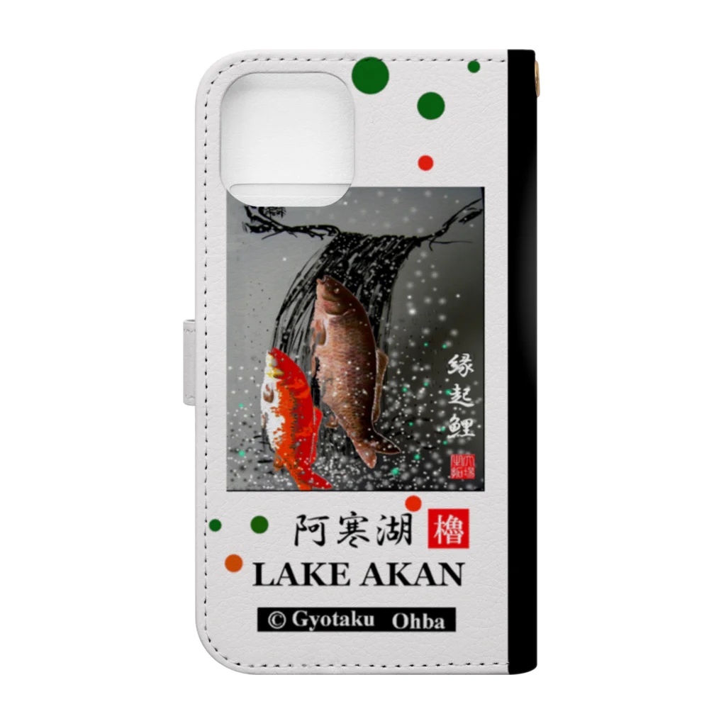 G-HERRINGの阿寒湖 大鯉（ LAKE AKAN ;縁起鯉；夫婦鯉；錦鯉；CARP ；えんぎこい ）（ 表紙は2トーン）あらゆる生命たちへ感謝をささげます。阿寒湖周辺には美しい山々があり 北海道を象徴する逞しい自然環境が存在します。ご安全な旅をお祈りいたします。 手帳型スマホケースの裏面