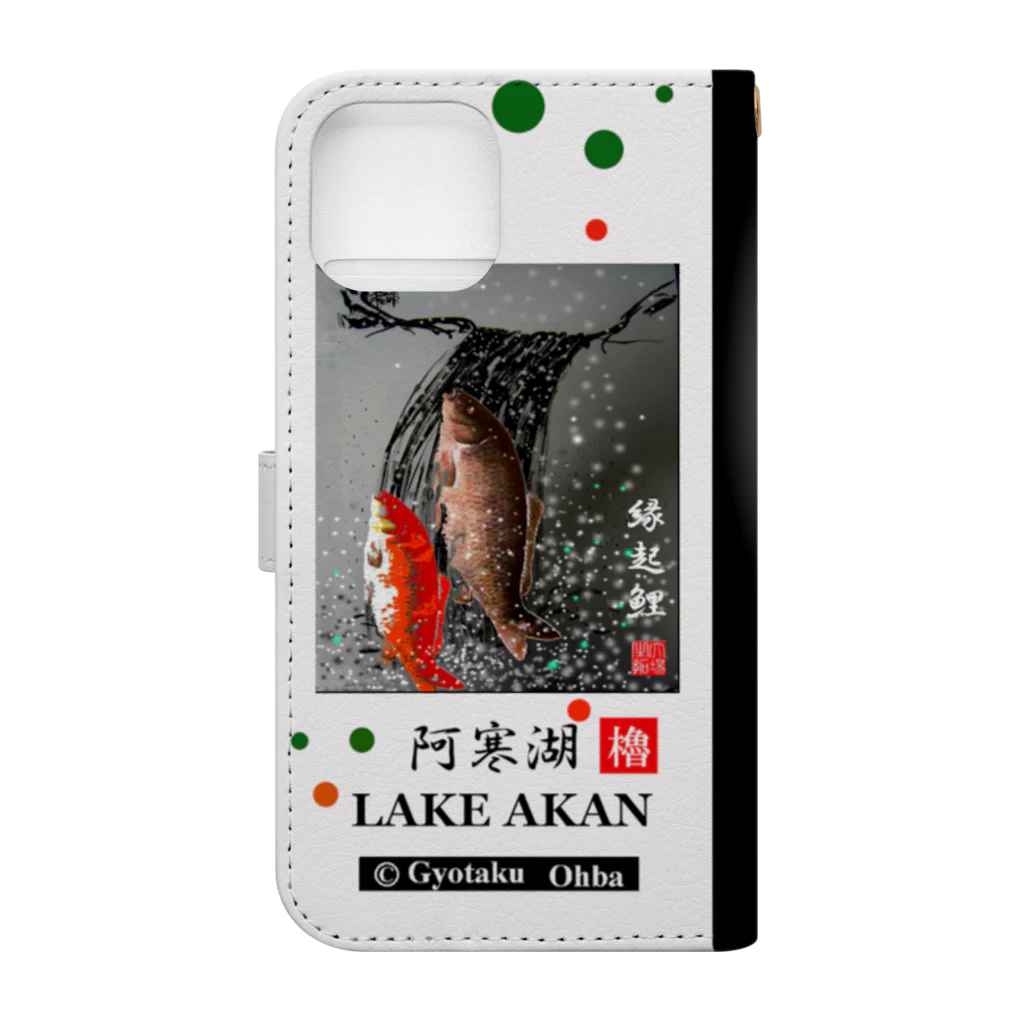 G-HERRINGの阿寒湖 大鯉（ LAKE AKAN ;縁起鯉；夫婦鯉；錦鯉；CARP ；えんぎこい ）（ 表紙は2トーン）あらゆる生命たちへ感謝をささげます。阿寒湖周辺には美しい山々があり 北海道を象徴する逞しい自然環境が存在します。ご安全な旅をお祈りいたします。 手帳型スマホケースの裏面