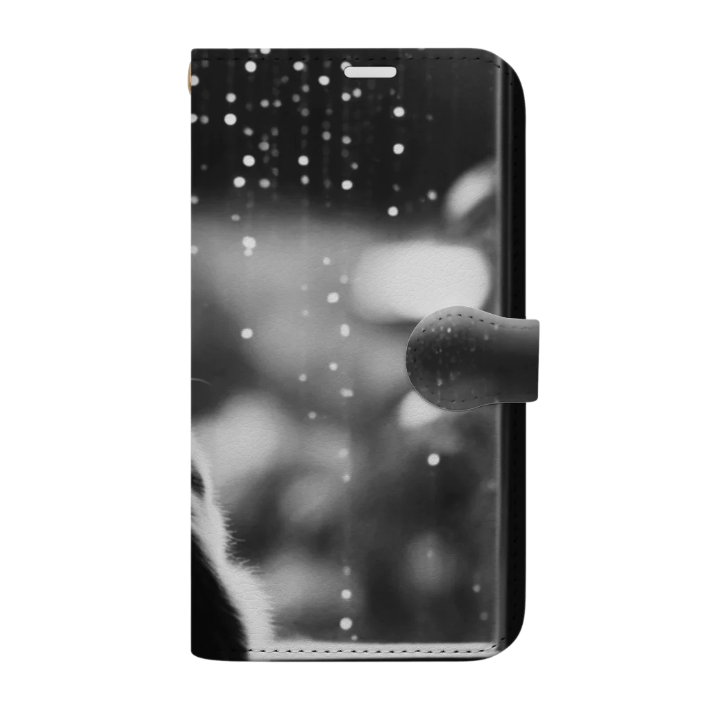 SaltyCookie Design Worksの窓の前で雨を眺めているネコ[クラシック] 手帳型スマホケース