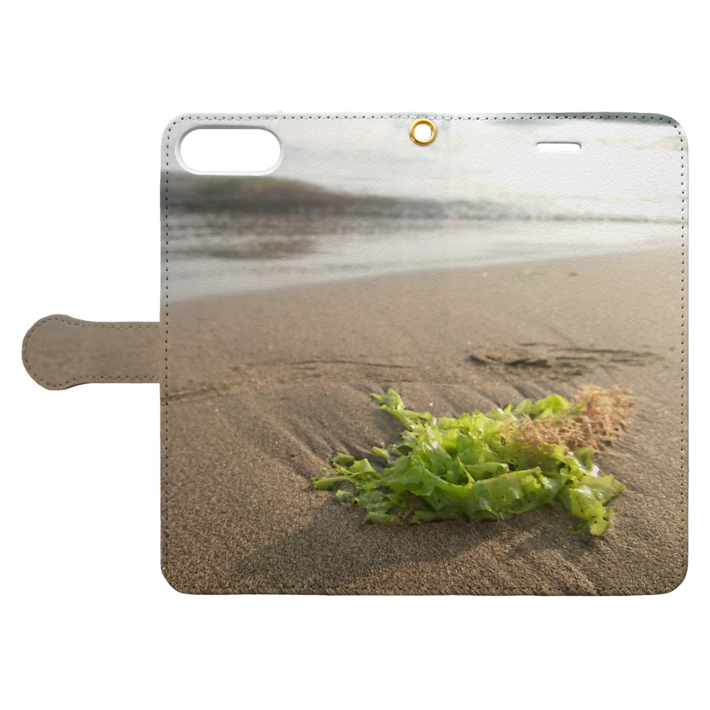 紫咲うにの浜辺に打ち上げられた海藻 手帳型スマホケースを開いた場合(外側)