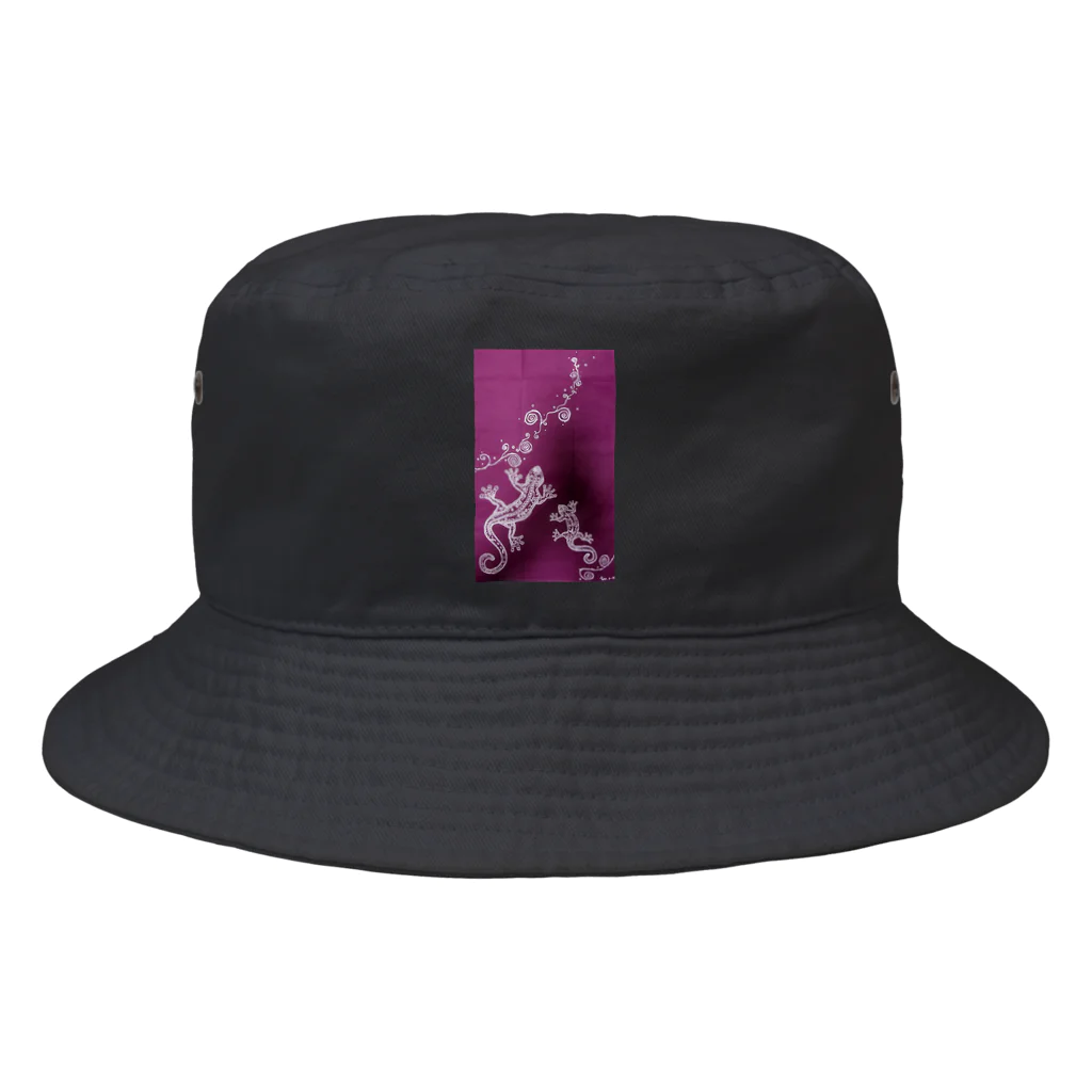 HK mr,s405 shopの手描き とかげの親子 和柄 Bucket Hat