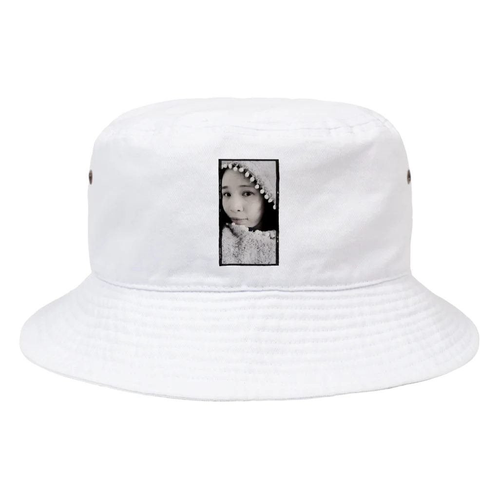 かずなりさんのお店の物流倉庫で活躍中の王さん Bucket Hat