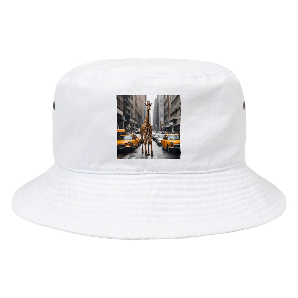 Wenbeeの車が行き交う街にたたずむキリン Bucket Hat