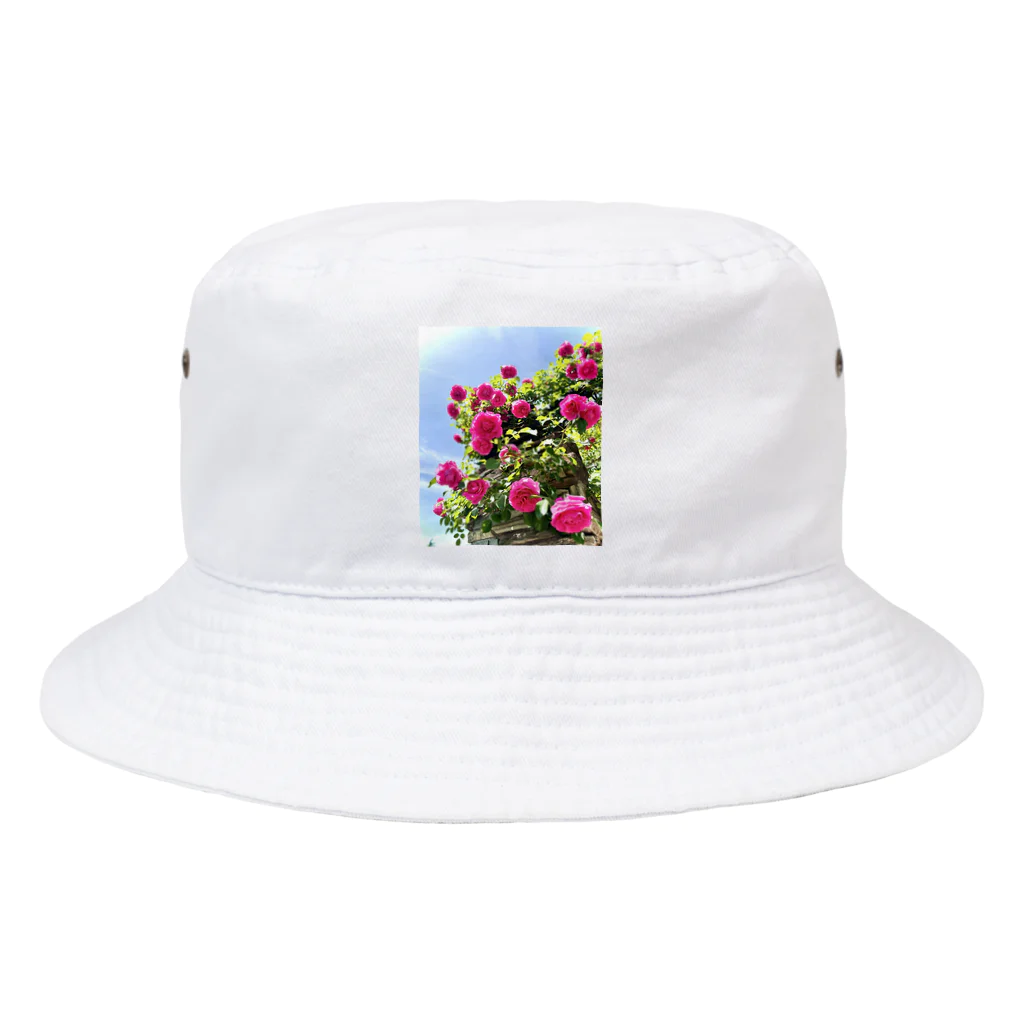 maikoのショップの薔薇と青空 Bucket Hat