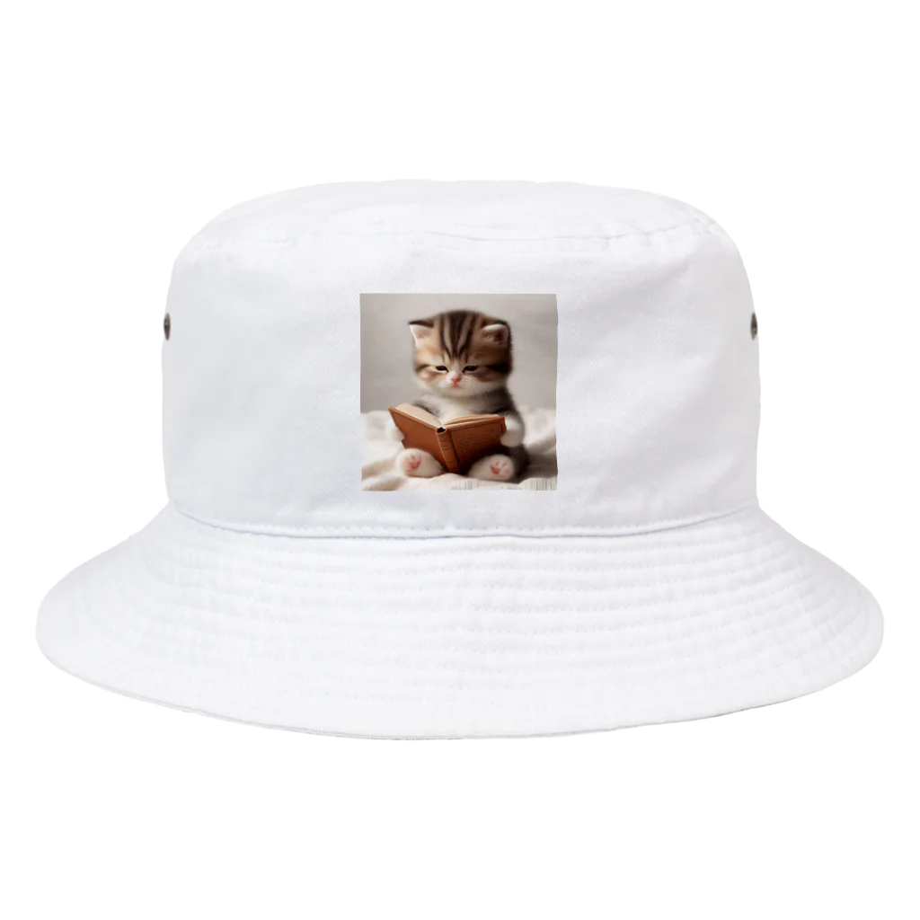 しんふぉショップの読書する赤ちゃんネコのグッズ Bucket Hat