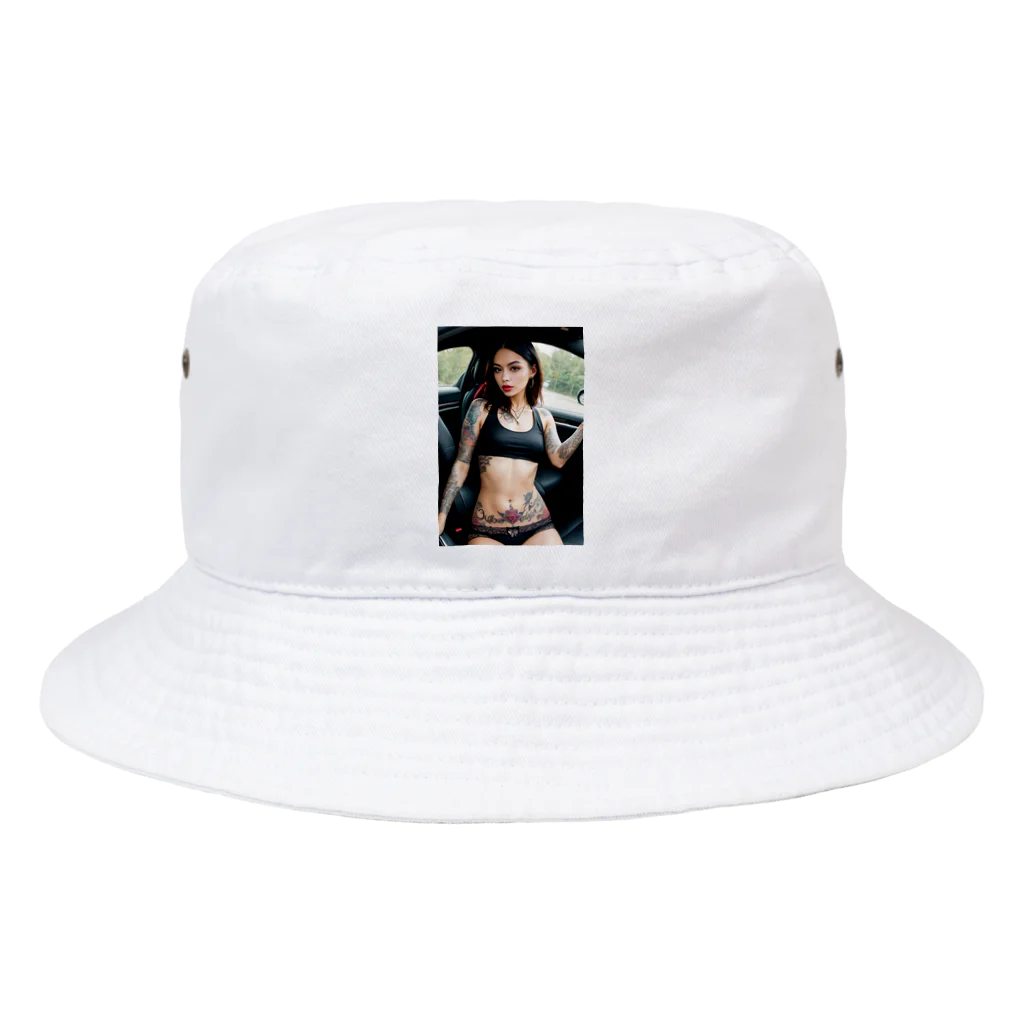 Be proudの車にいるタトゥー美女 Bucket Hat