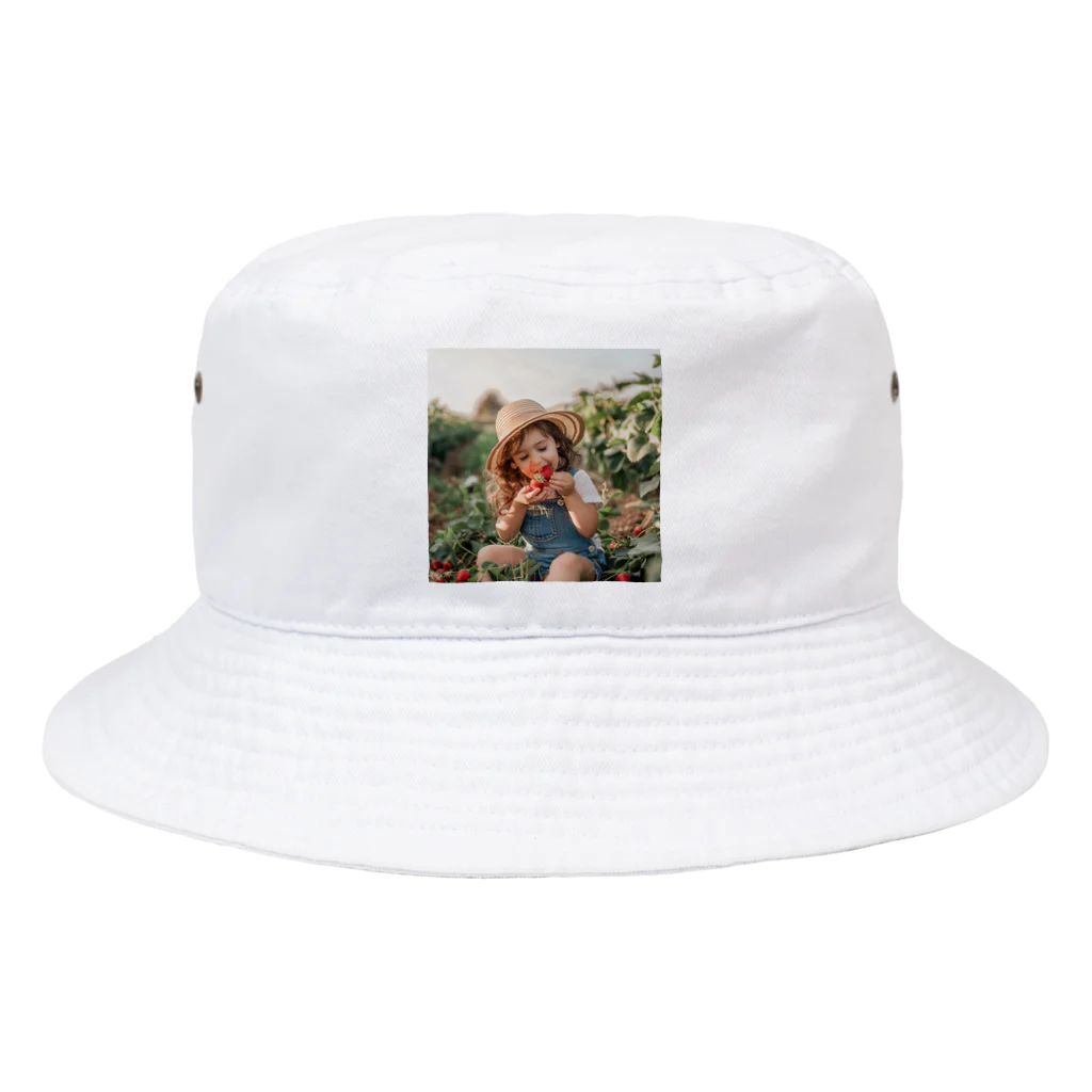 AQUAMETAVERSEの苺狩りで口にほうばんでいる女の子　ラフルール　1859 Bucket Hat