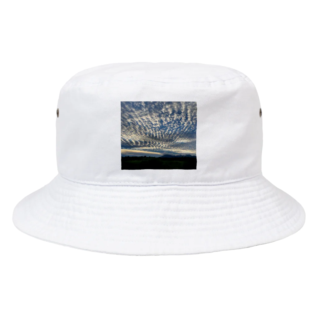 kawattiの画像店の雲に占領された青空 Bucket Hat