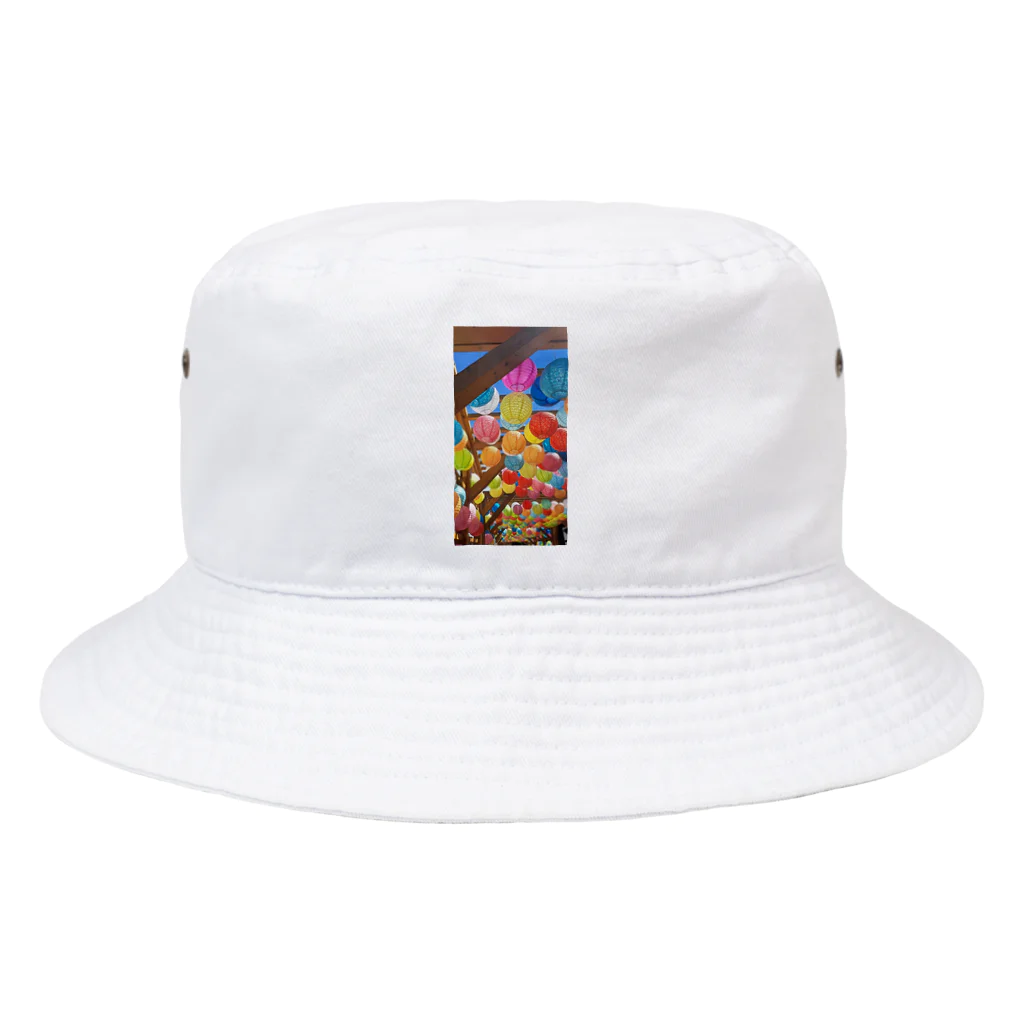 yamonokimotiの柱とランタンと青空 Bucket Hat