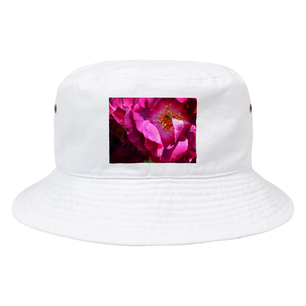 morinoyouseiの華やかな舞踏会！美しいバラを舞台に華麗なダンスをするハチ Bucket Hat