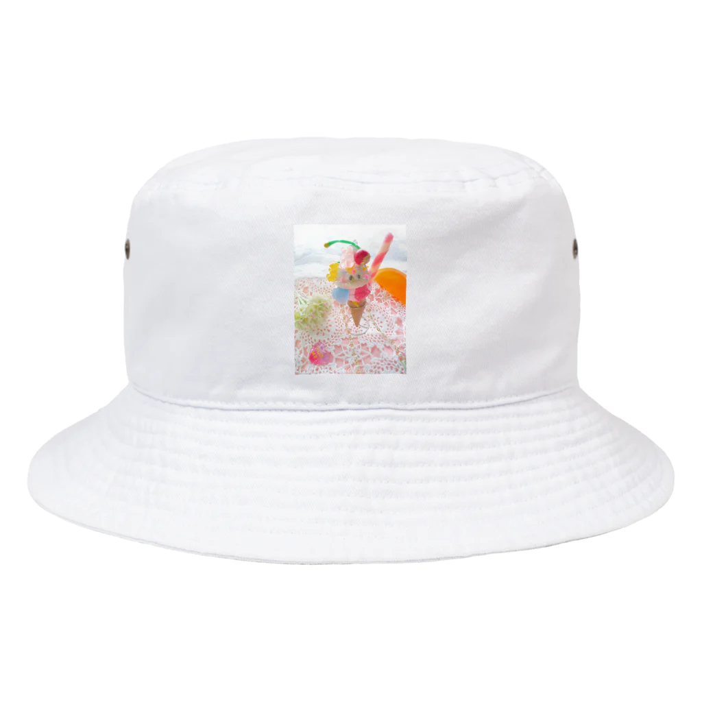 chaton de gateauxのBear Gummy Pafeit Bucket Hat