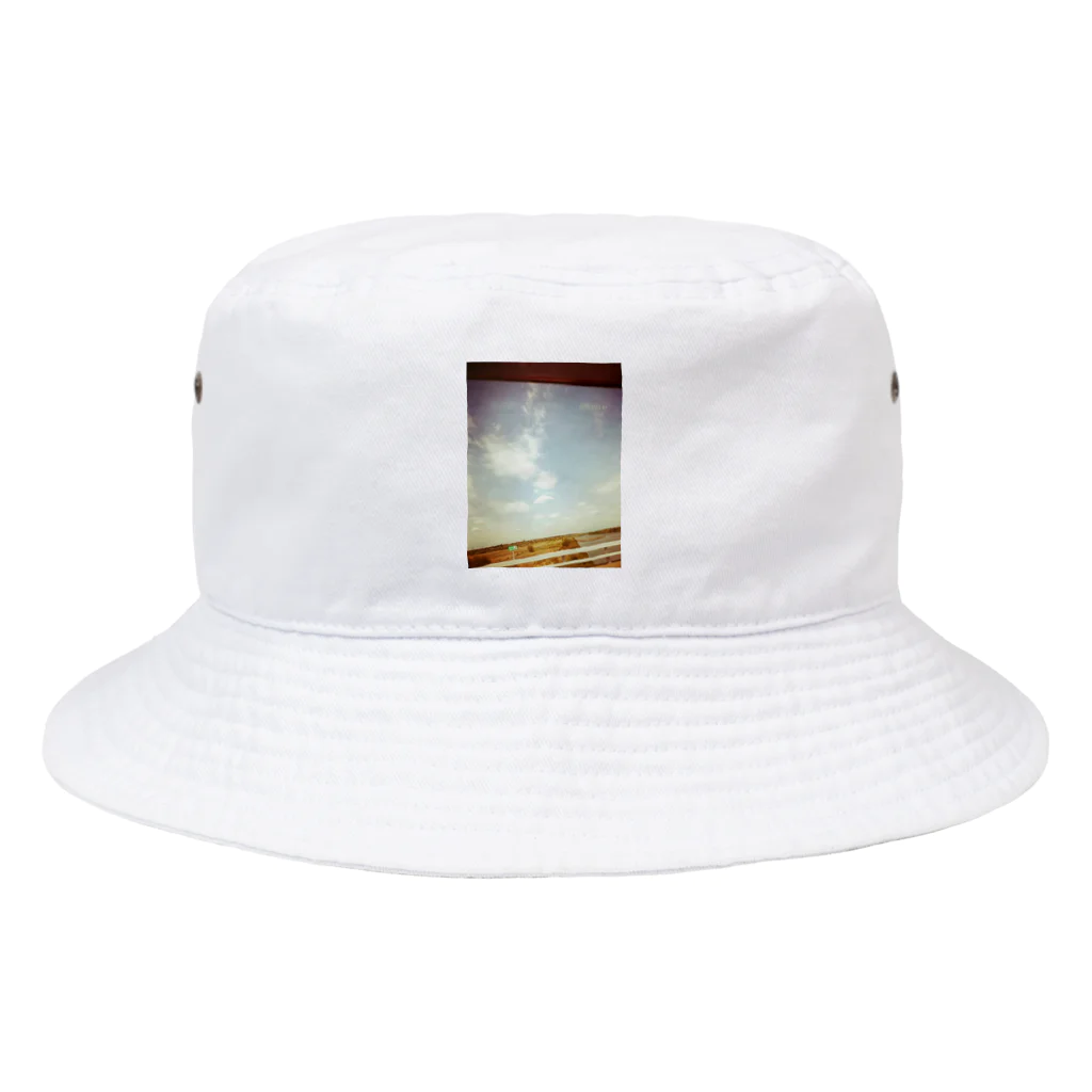 スキー場のゆきの車から Bucket Hat