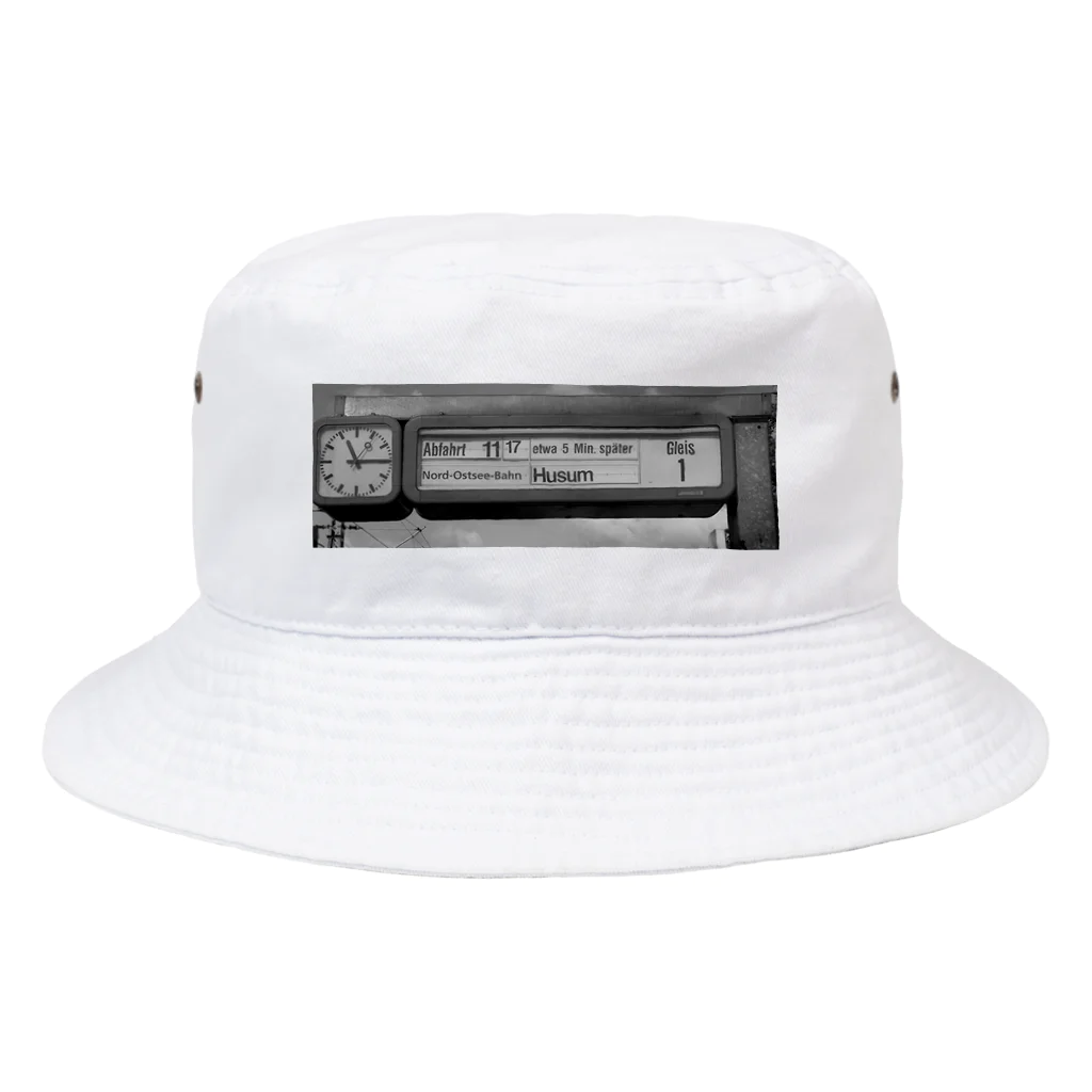 Ende der Weltの駅の表示板 Bucket Hat