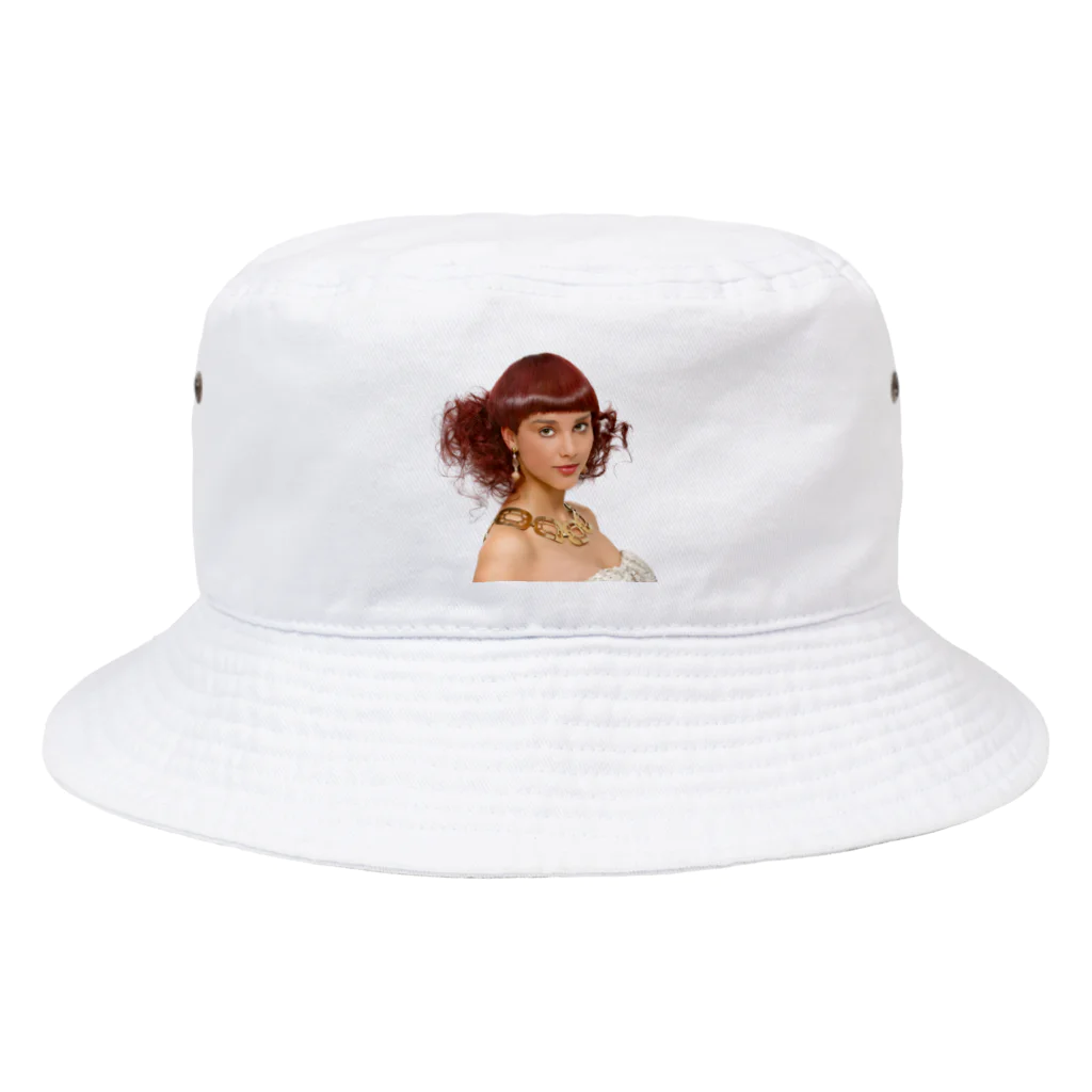 Fred Horstmanの巻き毛と濃い茶色の目を持つ美しい女性。 Bucket Hat