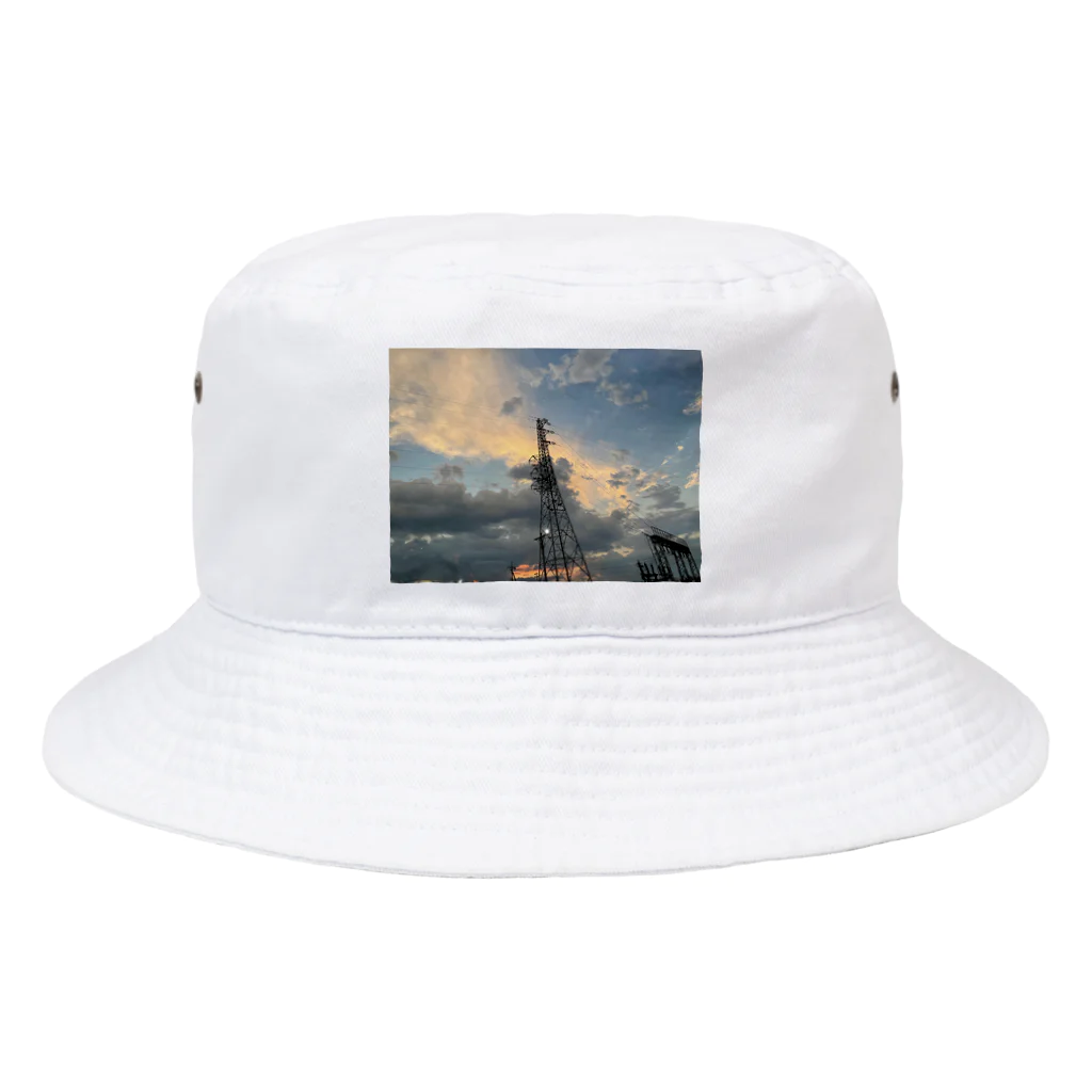 Aki’s design shopの(セール中)Sunset over the tower Bucket Hat