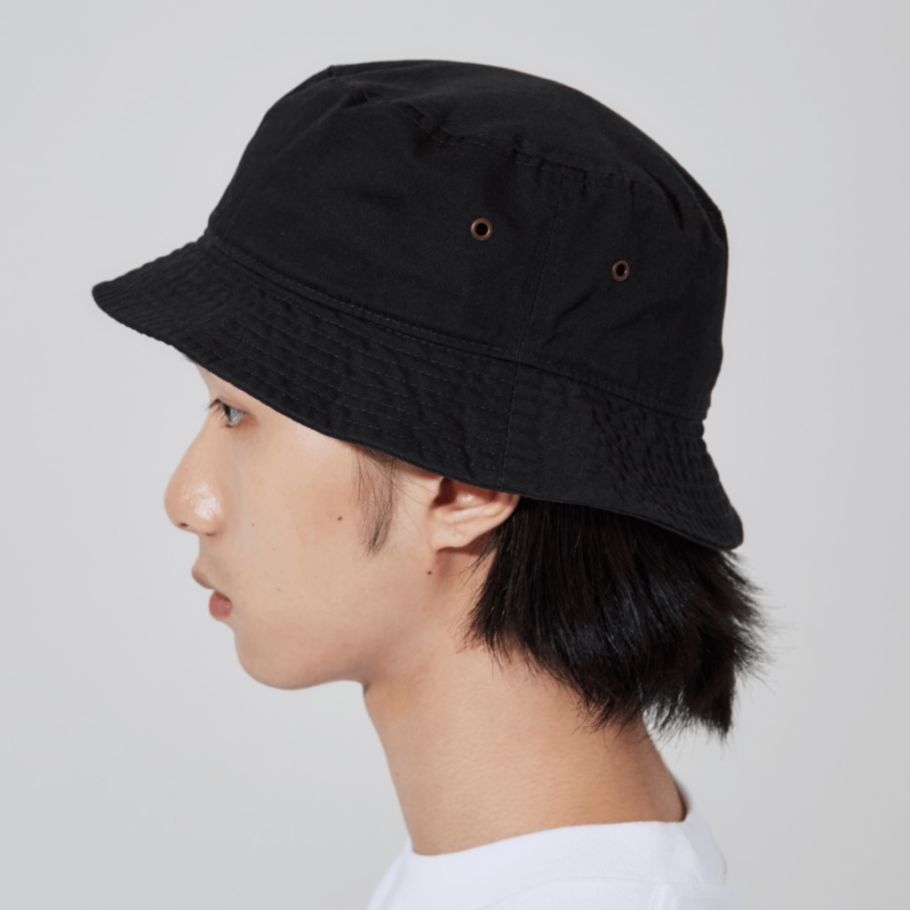 『NG （Niche・Gate）』ニッチゲート-- IN SUZURIの動物家紋。丸に一つ松スイギュウh.t. 黒 Bucket Hat :model wear (side)