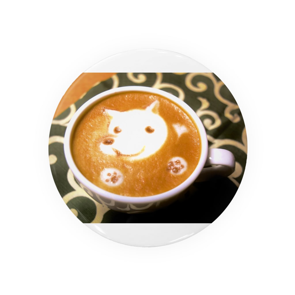 ラテアート カフェラテと白犬 Tin Badge By Prism Coffee Bean Prismcoffeebean Suzuri