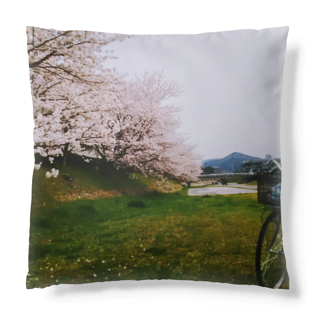 いちごムースの花曇り さくら並木 Cushion