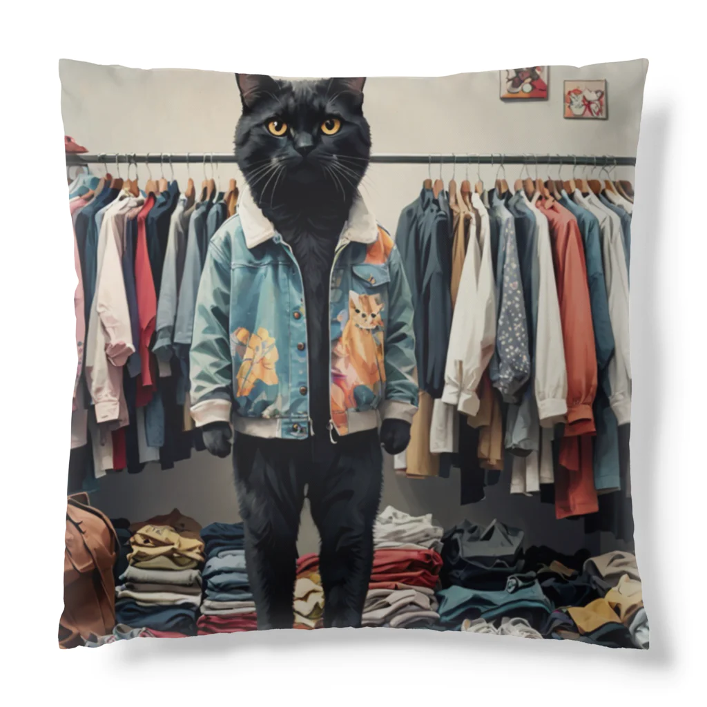 アニマルアーティファクトの服を選んでいる猫 Cushion