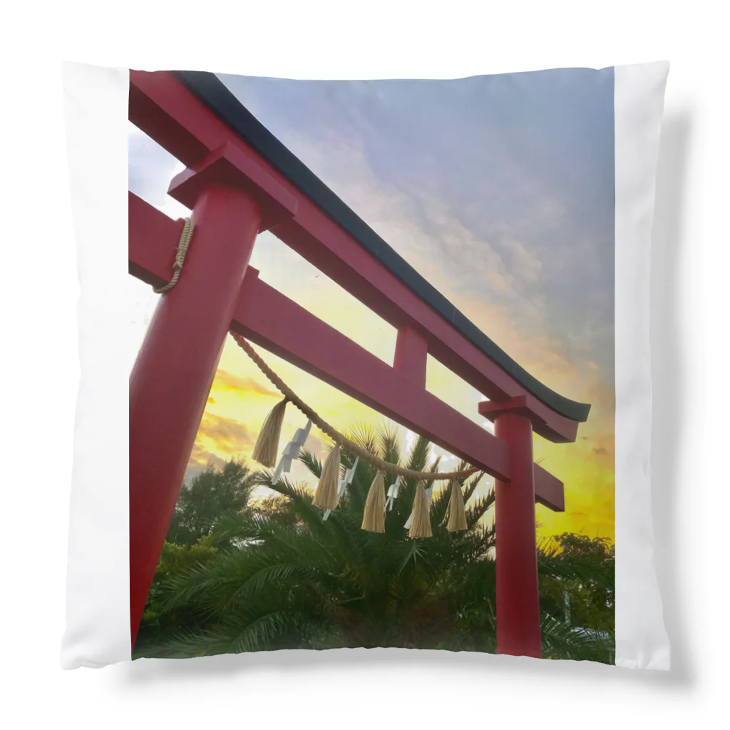 kayuuの夕陽に映える紅色の鳥居 Cushion