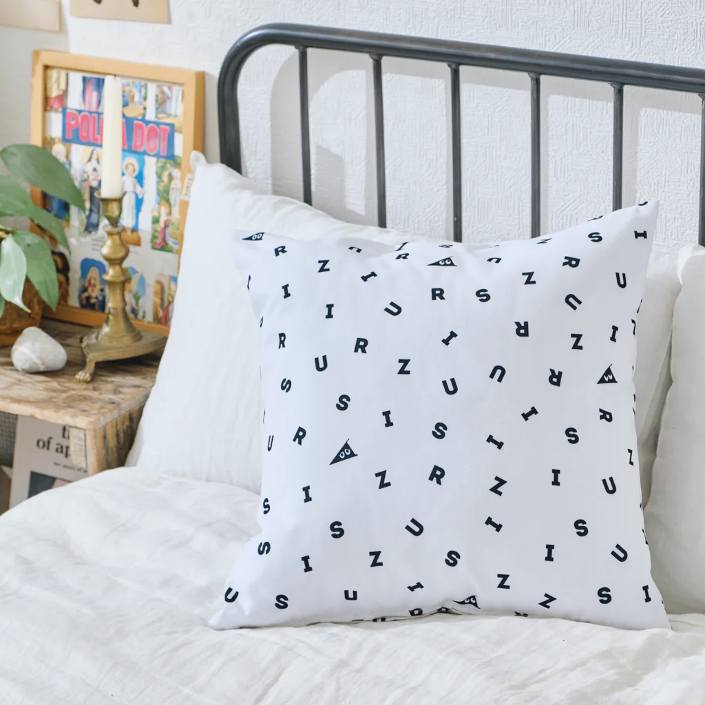 little pandaの「自分の事をシマウマと勘違いしているアルパカの肖像画」 Cushion