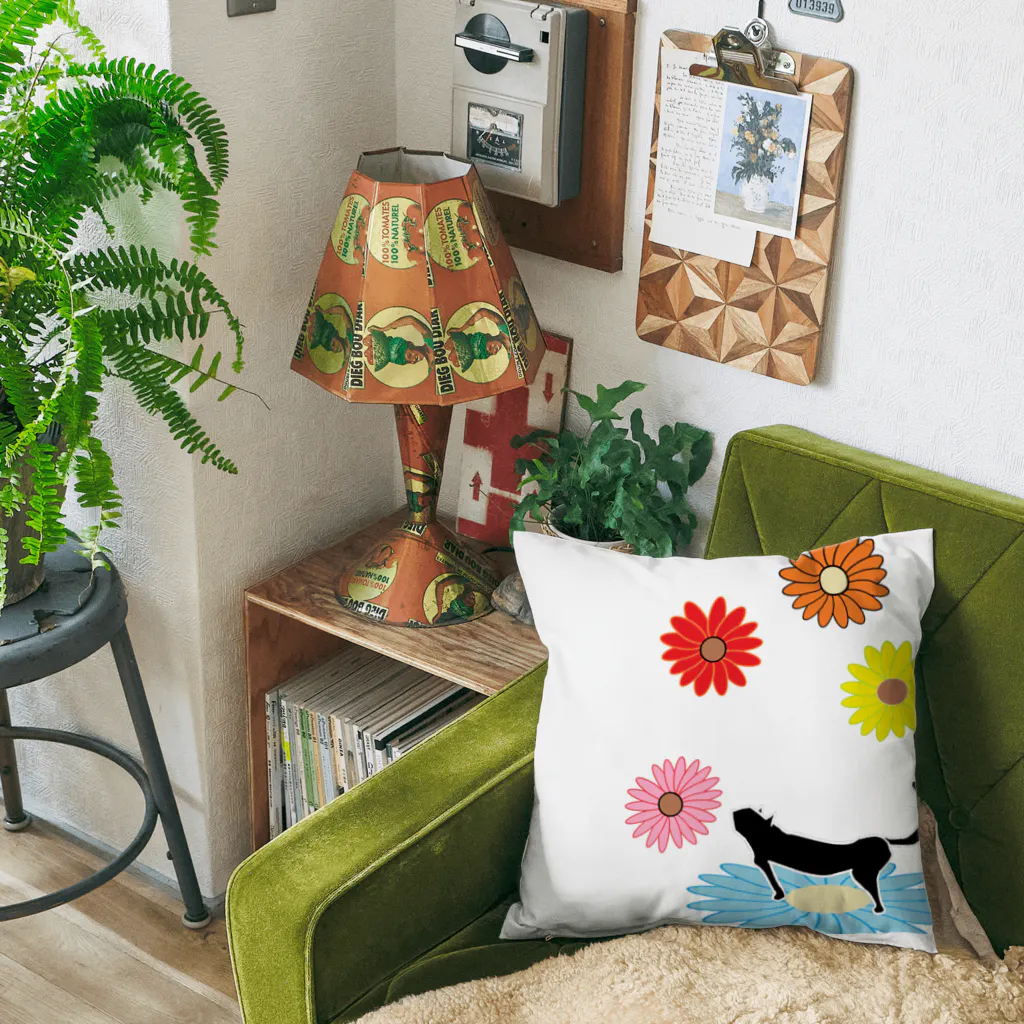 いっぷく処 てんてんの花の香りを嗅ぐ猫 Cushion