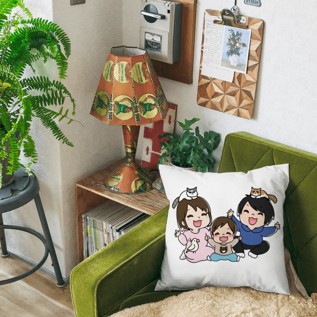 りおなり夫婦のビログ旅 公式Storeの家族大集合クッション Cushion