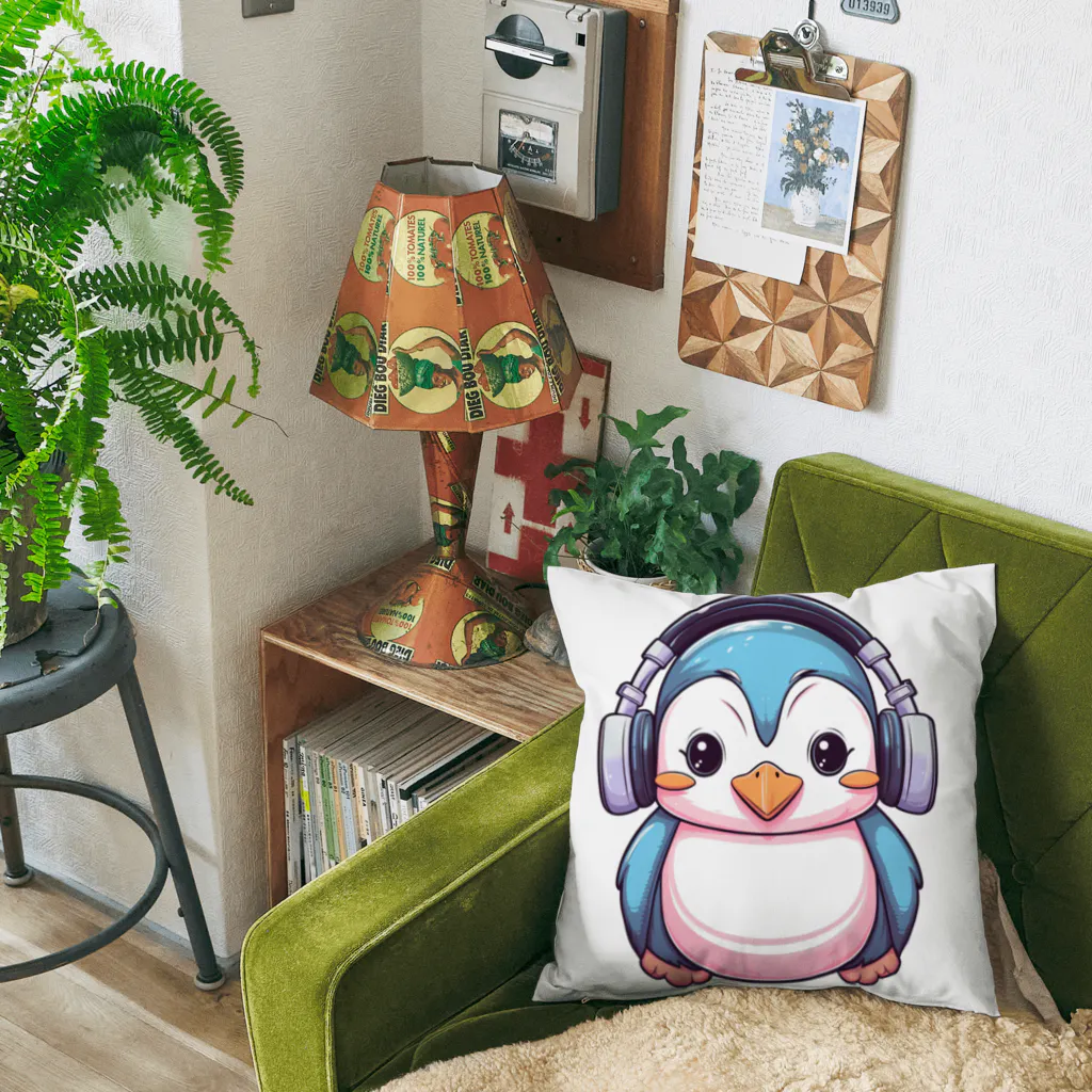 Vasetti_pressのヘッドホンを付けているペンギン Cushion