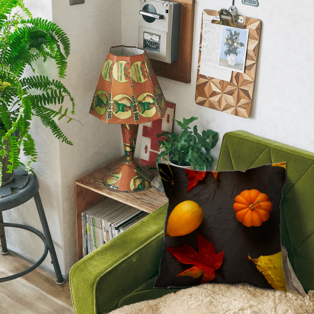 kana design productsの秋やハロウィンの活動に最適　黒背景が際立つ漆喰ボードにパンプキンと落ち葉が施されたデザイン　油絵調 Cushion