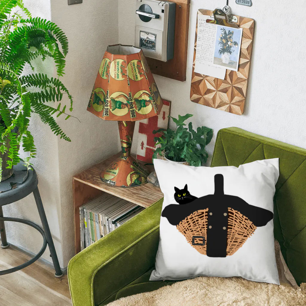 小鳥と映画館のカゴバッグと黒猫 Cushion