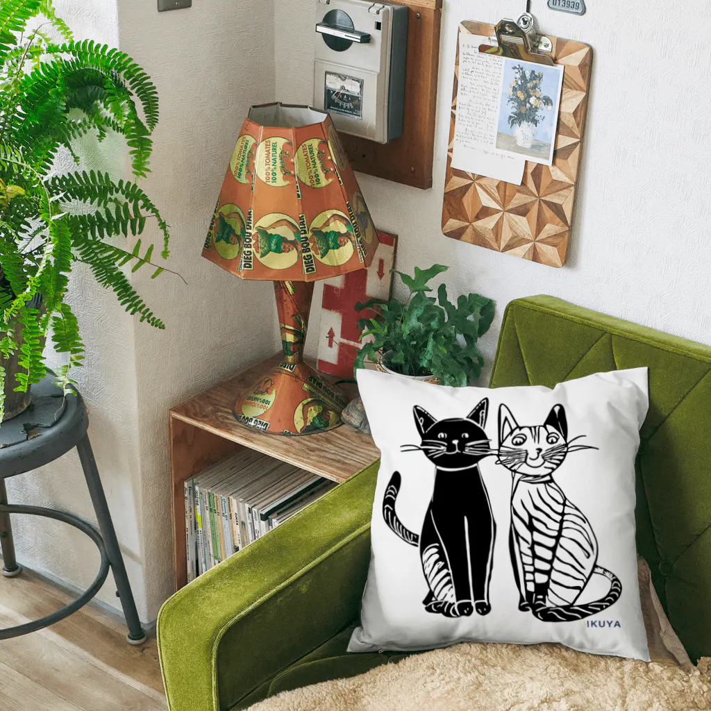 すずきいくやの白と黒の二匹の猫 Cushion