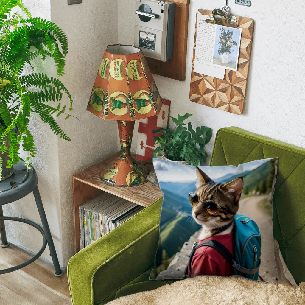ミウ&ゆうの部屋の登山するワイルド系猫 Cushion
