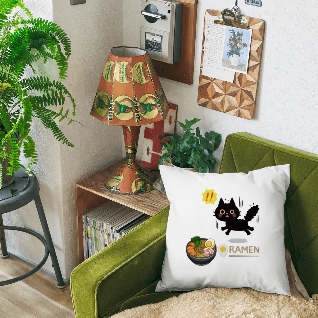 MirofuruDesignのラーメンが大好きな黒猫がラーメンを見つけて驚いている Cushion