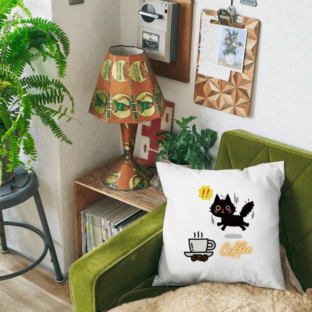 MirofuruDesignの コーヒーが大好きな黒猫がコーヒーを見つけて驚いている Cushion