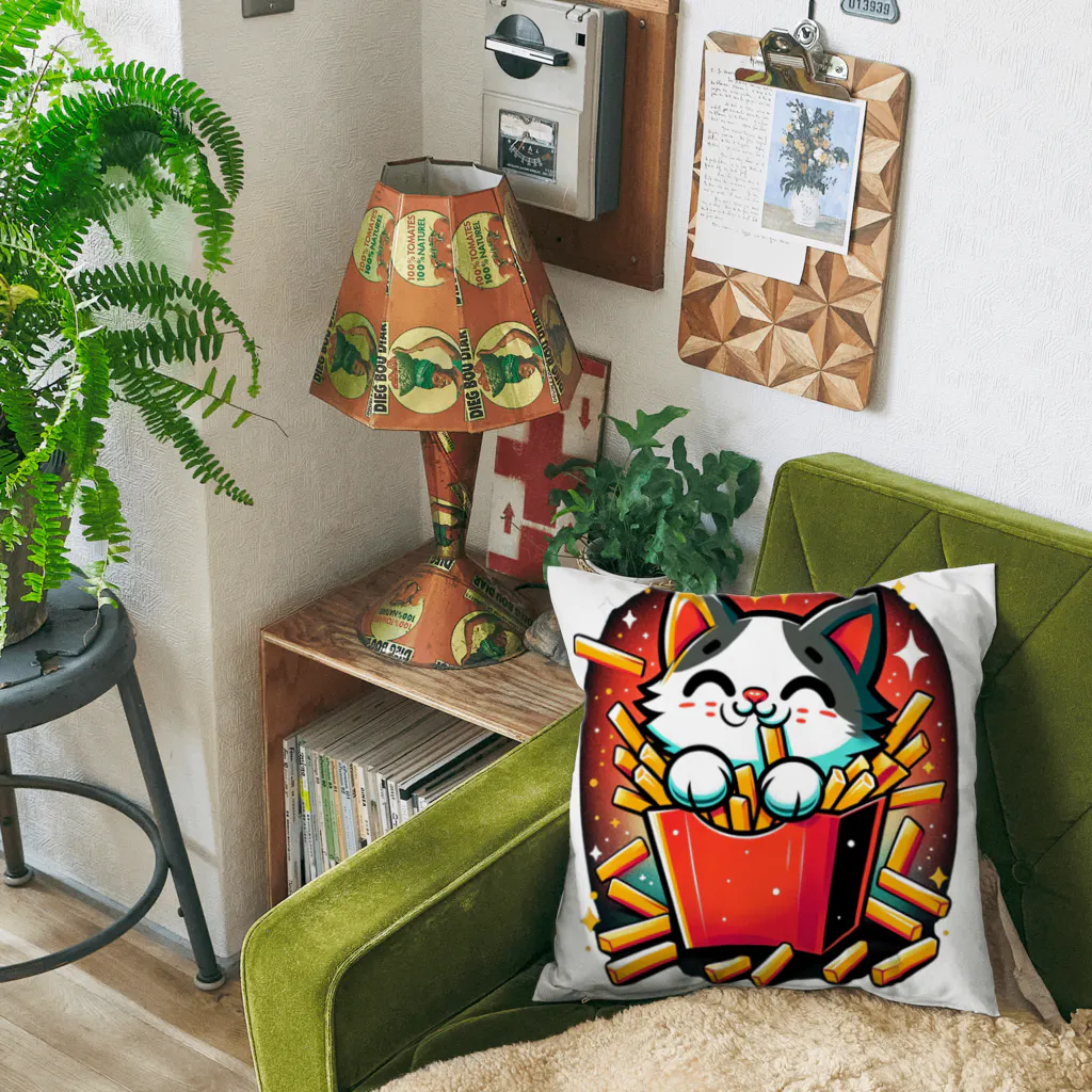 StyleMeのポテトを食べる猫 Cushion