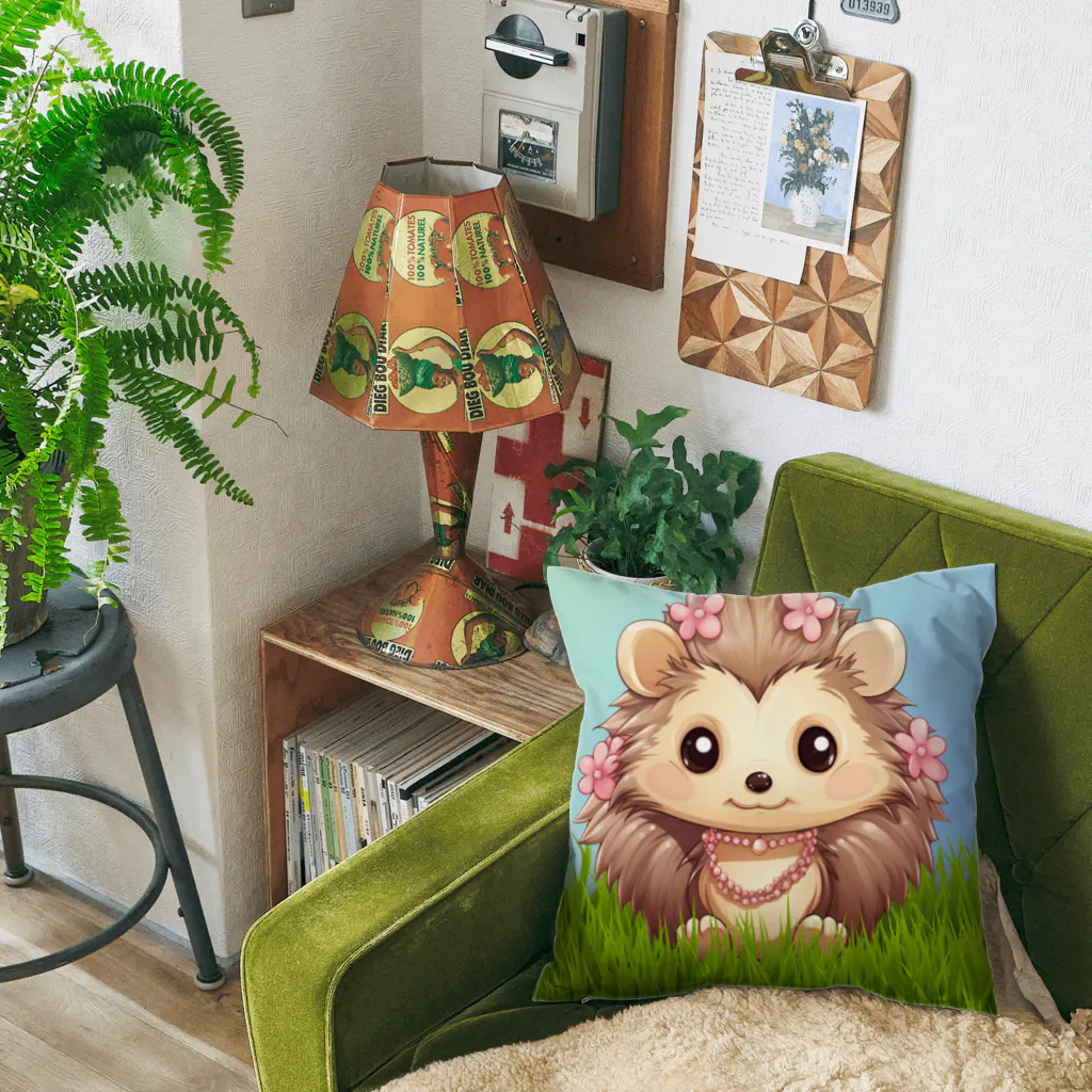 Vasetti_pressの草の中に座っているハリネズミ Cushion