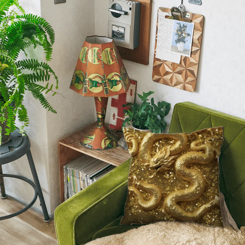 龍のエネルギーの煌めくゴールドドラゴン Cushion