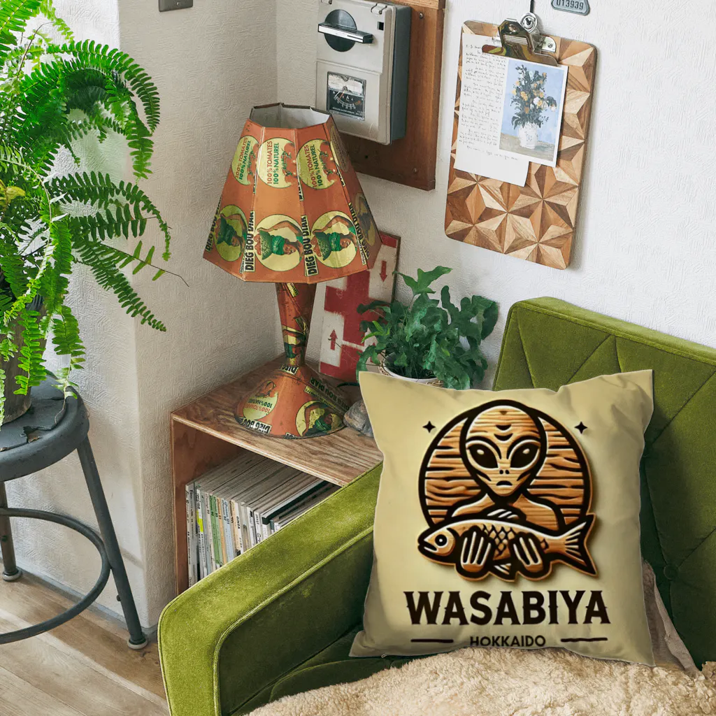 わさび屋の宇宙人の木彫×WASABIYA Cushion