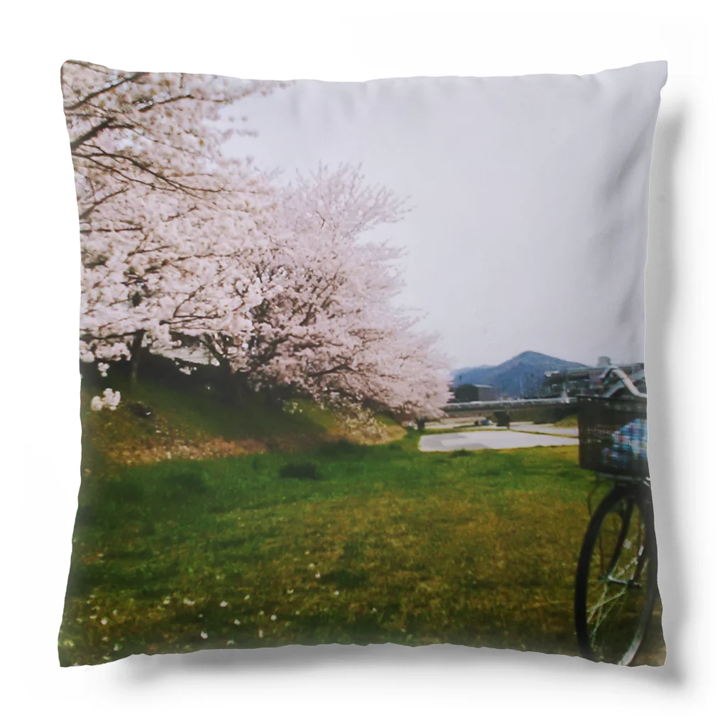 いちごムースの花曇り さくら並木 Cushion