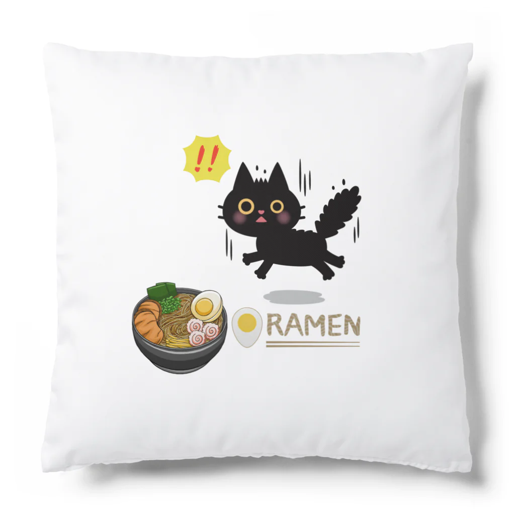 MirofuruDesignのラーメンが大好きな黒猫がラーメンを見つけて驚いている Cushion