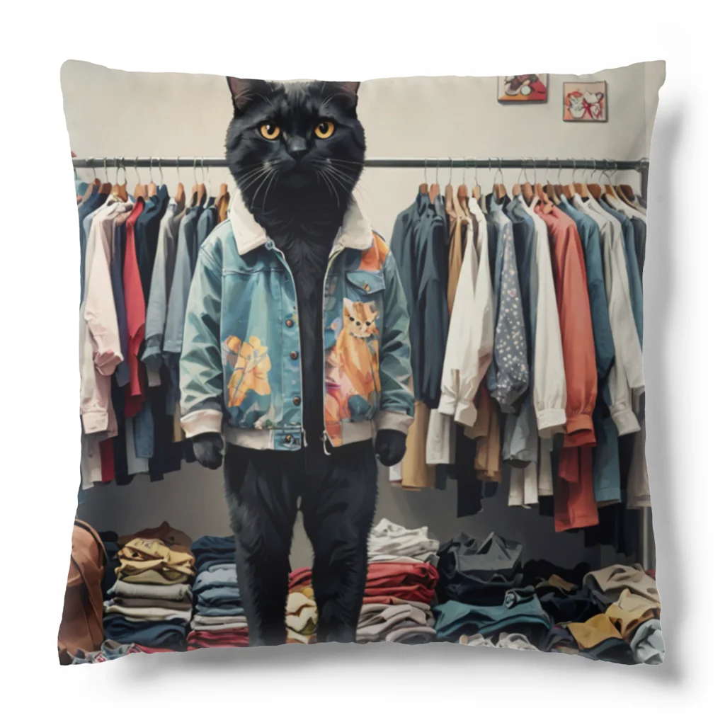 アニマルアーティファクトの服を選んでいる猫 Cushion