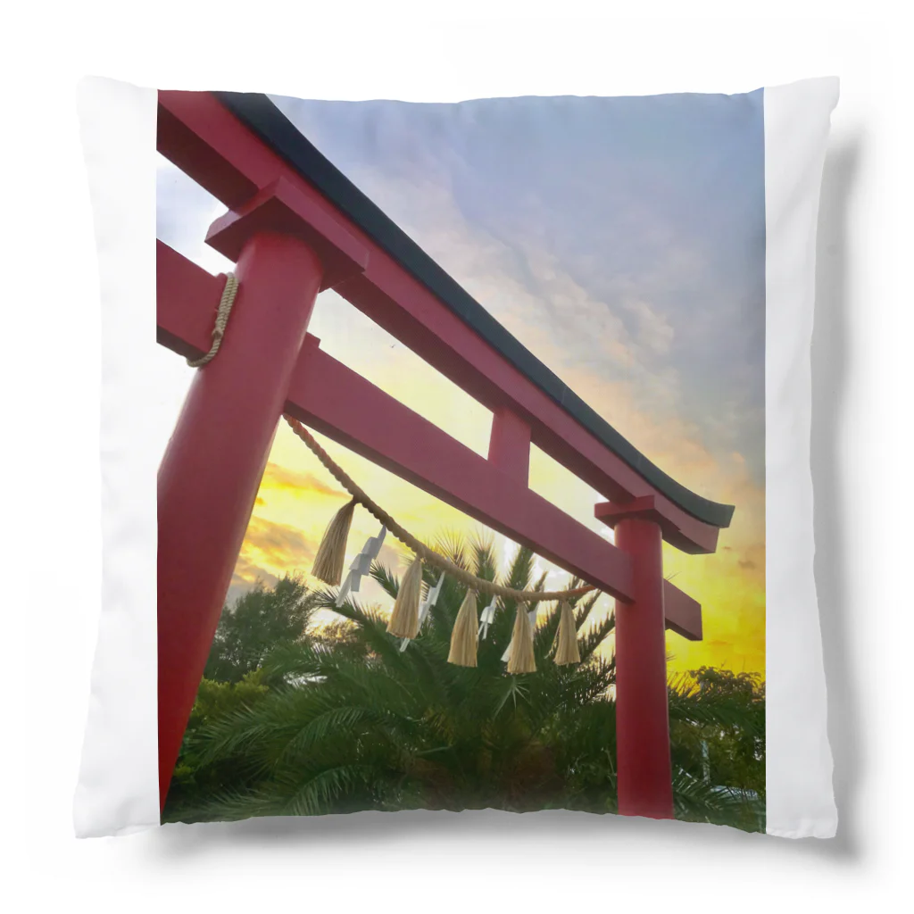 kayuuの夕陽に映える紅色の鳥居 Cushion