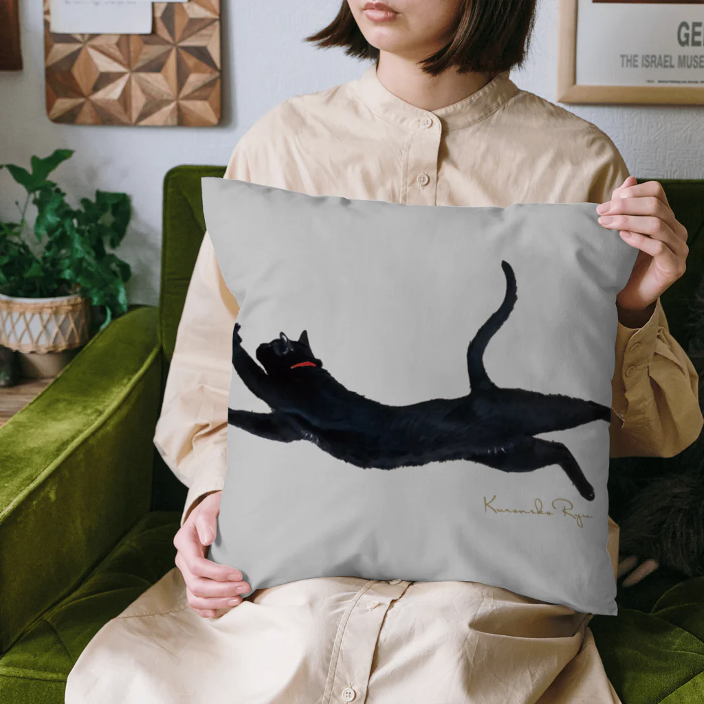 黒猫りゅうのちょっとだけ長い猫のクッションカバー Cushion