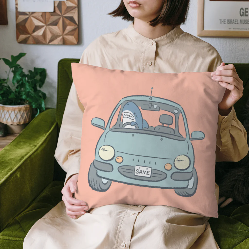 サメ わりとおもいのハンドルをにぎるサメ Cushion