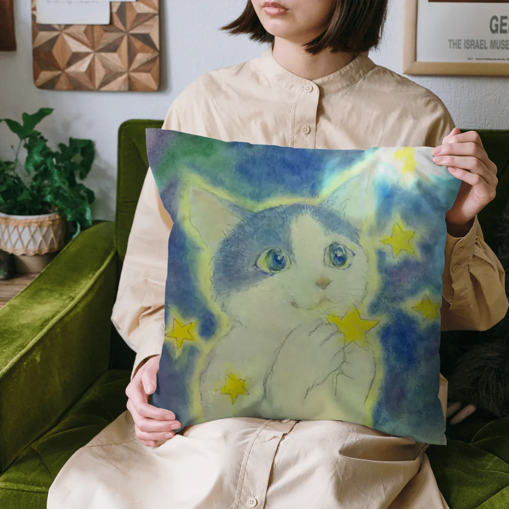 『星月夜の猫』（安財ちずかのイラストグッズONLINE SHOP）の星を食べるネコ クッション