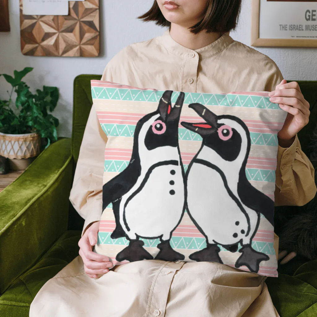 penguininkoの仲良く鳴き合うケープペンギン🐧背景ありB Cushion